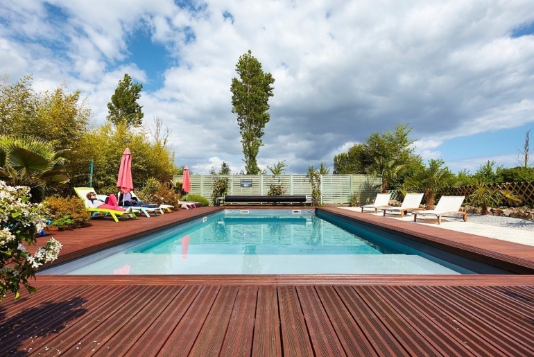 Vue de l'extérieur, transat au bord de la piscine au Carnac Lodge